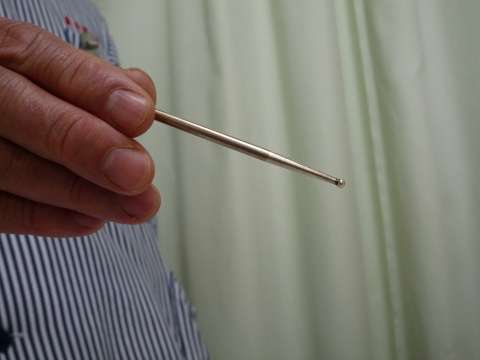 なぜ刺さなくて鍼が「効く」？